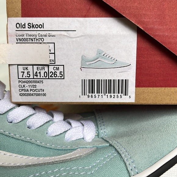 Vans WMNS Old Skool
Color Theory Canal Biue
VN0007NTH70
Sneakers - Picture 16 of 16